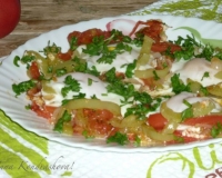 Яичница с помидорами, луком и болгарским перцем