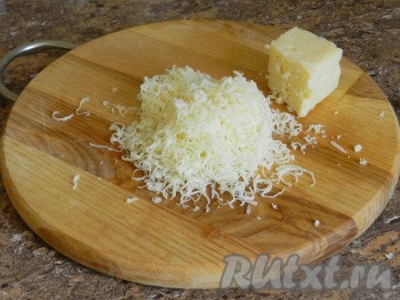 Сыр натереть на терке и добавить в соус, перемешать. Очень вкусный соус из шампиньонов со сметаной готов. Предлагаю подать его с картошкой. 