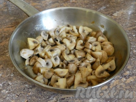 В сковороде на растительном масле обжарить шампиньоны, помешивая, до полного испарения жидкости.
