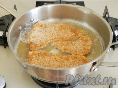 В сковороде разогреть масло и обжарить отбивные из индейки с обеих сторон до золотистой корочки.