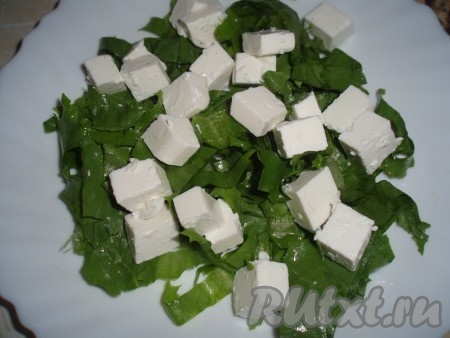 Нарезанный кубиками сыр добавить к салату.