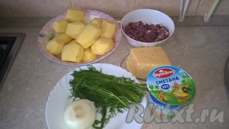 Ингредиенты для приготовления жаркого с куриными сердечками, картошкой и сметаной
