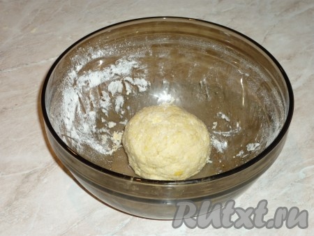 Собрать тесто в шар. Тесто должно получиться мягким и пластичным. Если тесто не будет собираться в шар, влейте, примерно, 1 столовую ложку холодной воды. Завернуть песочное тесто в пищевую плёнку и отправить на 1 час в холодильник. 
