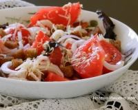 Рецепт салата с помидорами и сухариками