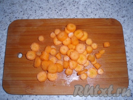 Морковь нарезать кружочками.
