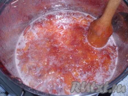 Затем персиковую массу измельчить блендером или толкушкой (если хотим, чтобы остались кусочки фруктов).
