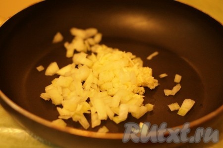 Обжарить лук и чеснок на сухой сковороде в течение 2-3 минут.
