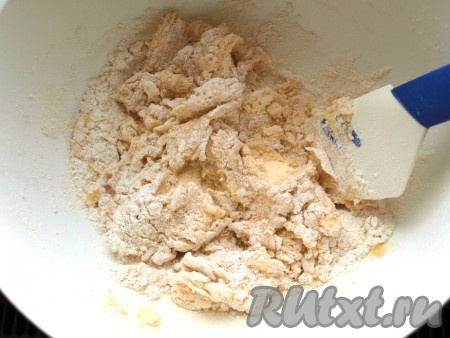 Частями всыпать муку, каждый раз хорошо перемешивая, влить 2-3 столовых ложек воды и замесить мягкое песочное тесто.
