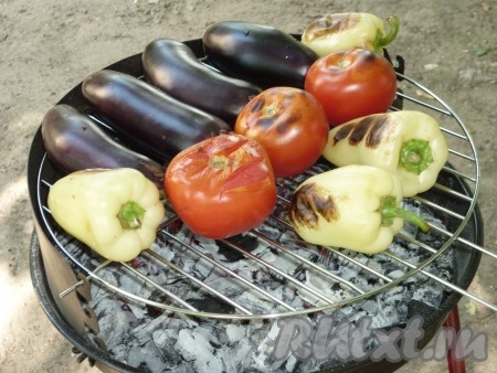 Запекаются овощи очень быстро. Определить готовность можно по шкурке, если она запеклась и легко снимается, значит овощи можно снимать с огня. 
