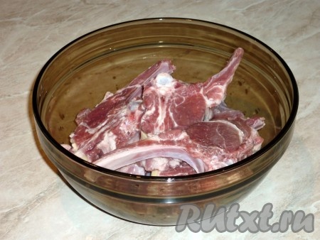 Мясо вымыть, обсушить и нарезать на порционные кусочки. 
