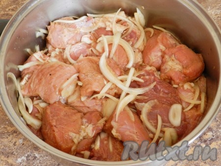 Залить мясо с луком маринадом, очень хорошо перемешать и, накрыв крышкой, оставить часа на 2 при комнатной температуре.
