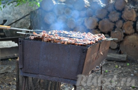 Подготовленное мясо выкладываем на решетку барбекю или нанизываем на шампуры и выкладываем на мангал с подготовленными углями.
