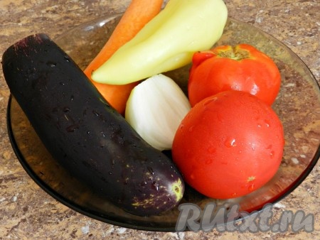 Овощи вымыть. Лук, картофель и морковь очистить. Из перца удалить семена и плодоножку.
