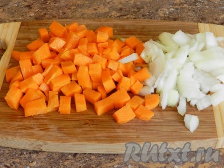 Лук и морковь нарезать кубиками.