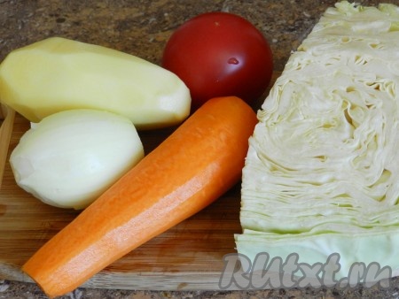 Овощи вымыть. Лук, картофель и морковь очистить.
