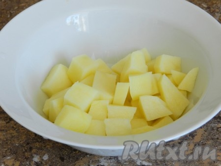 Картофелину нарезать кубиками.
