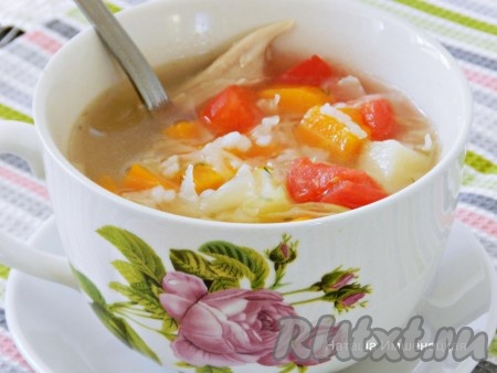 Вкусный и нежный суп с капустой и рисом готов.
