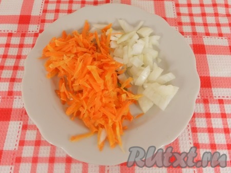 Лук и морковь очистить. Лук нарезать небольшими кусочками, морковь натереть на крупной терке.
