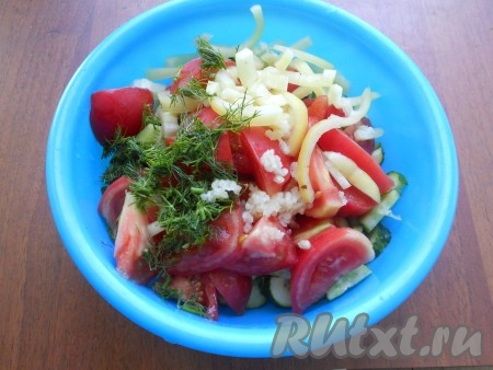 Сладкий болгарский перец, очистив от семян, нарезать соломкой и добавить в салат к огурцам с помидорами. Также добавить измельченный укроп и пропущенный через пресс чеснок.

