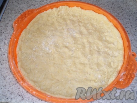 Выложить тесто в форму для выпечки, формируя бортики.  