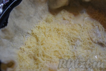 На смазанную основу для хачапури выкладывает тёртый сыр, затем кусочки лаваша.