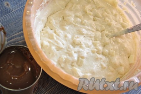 Перемешать тесто с яблоками с помощью ложки или силиконовой лопатки.