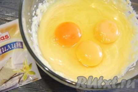 Затем в масляную массу добавить яйца и ванильный сахар.