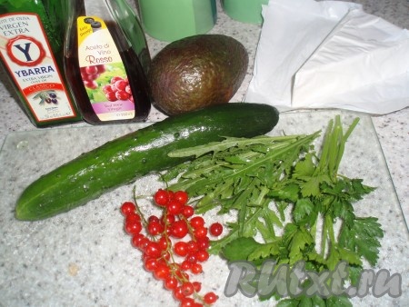 Ингредиенты для приготовления салата с авокадо, огурцом, сыром и красной смородиной.