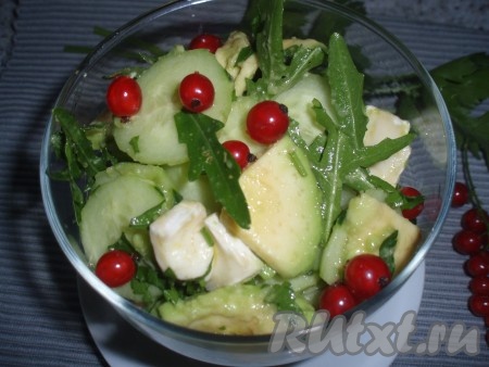Полить салат заправкой. Посыпать зеленью петрушки. Вкусный, аппетитный салат с авокадо, огурцом, сыром и красной смородиной готов, можно подавать на стол. 