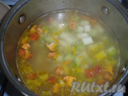 Когда картофель сварится до полуготовности, добавить кольраби в суп с лисичками и варить до готовности овощей.
