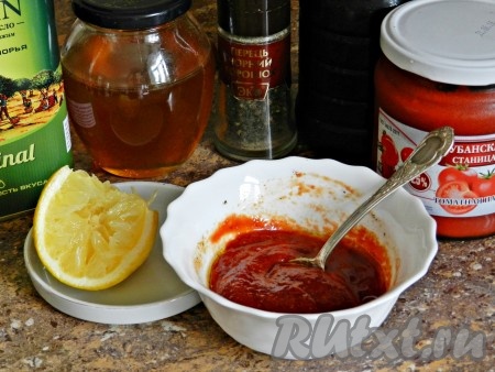 Приготовить маринад. Для этого смешать томатную пасту, соевый соус, мед, лимонный сок и оливковое масло. Добавить сушеный чеснок и черный молотый перец. Все хорошо перемешать. Попробуйте маринад на вкус, если нужно - добавьте соль.  Я не солила.