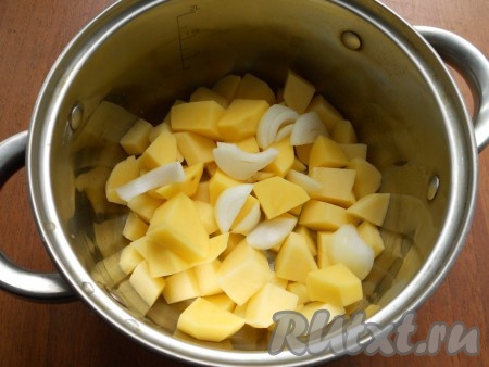 Картофель очистить, нарезать кусочками и поместить в кастрюлю. Добавить половину нарезанной луковицы. Залить картофель водой, довести до кипения, посолить, уменьшить огонь. Варить картошку 30-35 минут.