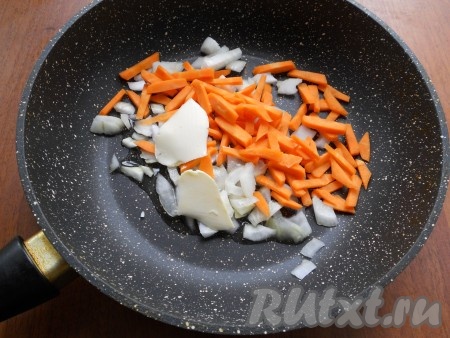 Морковь и вторую луковицу очистить, нарезать кусочками и обжарить на смеси растительного и сливочного  масел до мягкости лука.
