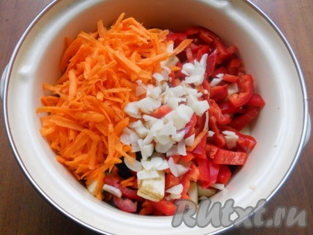 Сверху баклажанов поместить натертую на крупной терке морковь, нарезанный соломкой красный болгарский перец и измельченный чеснок.