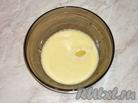 В яично-сахарную массу влить растительное масло и молоко, перемешать. 
