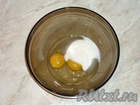 Сахар добавить к яйцам.
