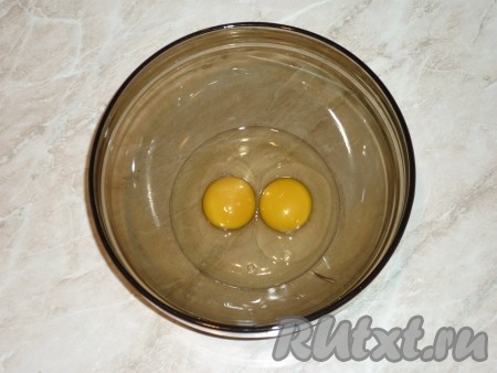 Яйца вбить в миску.
