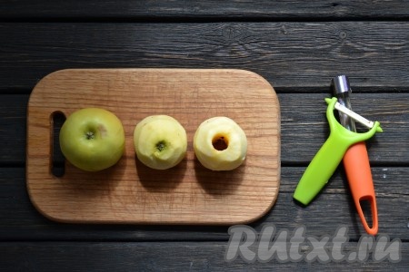 Пока тесто отдыхает, приготовим начинку: очищаем яблоки от кожуры, удаляем сердцевину. 