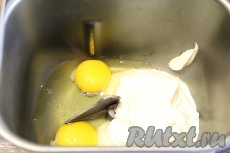 Я замесила тесто в хлебопечке, но можно замесить и руками. Для замешивания теста в хлебопечке выложить в ведёрко яйца и сметану.
