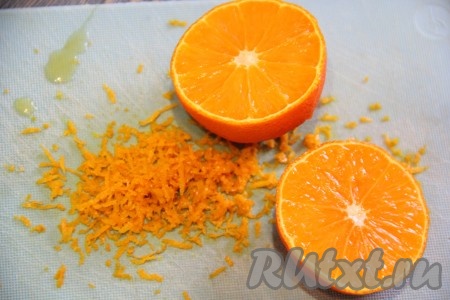 Апельсин хорошо вымыть. Снять с апельсина цедру и выдавить 1 столовую ложку сока.