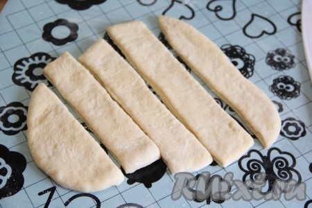 Готовое тесто раскатать скалкой в пласт, толщиной примерно 1 см. Я разделила тесто на три части, а затем раскатывала каждую часть. Нарезать тесто на полоски шириной примерно 3 см.