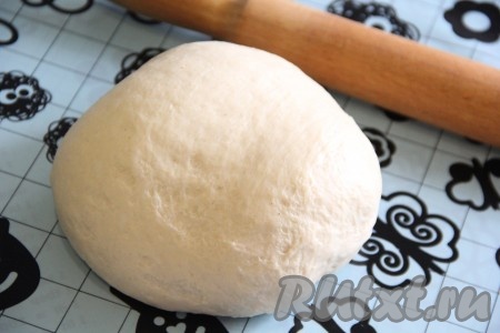 Переложить готовое тесто на присыпанный мукой стол или на силиконовый коврик и хорошо обмять.
