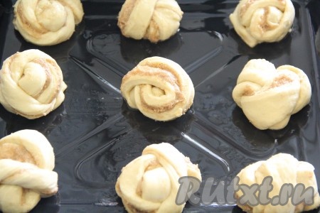 Выложить булочки на противень, предварительно смазанный растительным маслом, и оставить на 30-40 минут в тепле.
