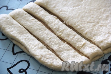 Нарезать тесто на полоски шириной примерно 1,5 см.