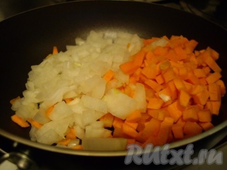 Лук и морковь нарезать мелкими кубиками, обжарить на растительном масле до золотистого цвета. Добавить в гороховый суп с  рёбрышками и варить его до готовности.
