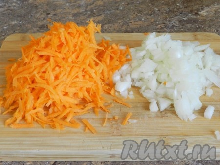 Лук нарезать кубиками, морковь натереть на терке.