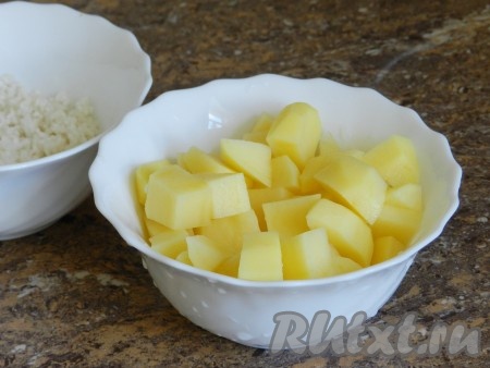 Картофель очистить и нарезать, рис промыть.
