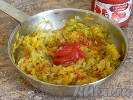 Затем добавить томатную пасту в сковороду и перемешать с овощами.
