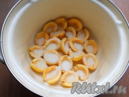Абрикосы желательно использовать твердые, но сочные. Половинки абрикосов разместить в миске или кастрюльке слоями, каждый слой пересыпая сахаром и сухим желатином.