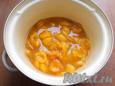 Поставить посуду с абрикосами на небольшой огонь. Влить воду (если абрикосы выделили много сока, воды добавляйте немного - 30-50 мл). Также добавить лимонную кислоту. Довести абрикосы до кипения, огонь уменьшить и варить на минимальном огне около 5-6 минут.
